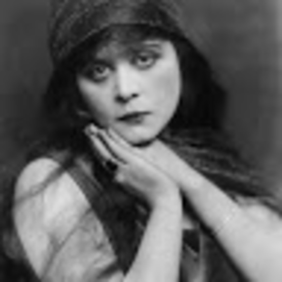 Meet your Posher, Theda. I *need* to sell here!! 😍❤️ - Picture 1 of 16